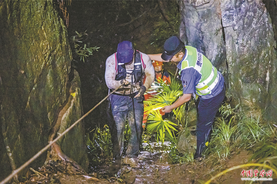 湖北省长阳土家族自治县公安局贺家坪派出所民警协助被困人员脱困