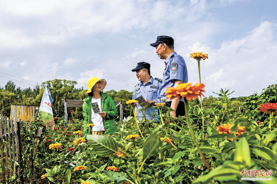 黑龙江省哈尔滨市公安局南岗分局民警走进城郊，向务农群众、休闲市民开展反诈及安全防范普法宣传