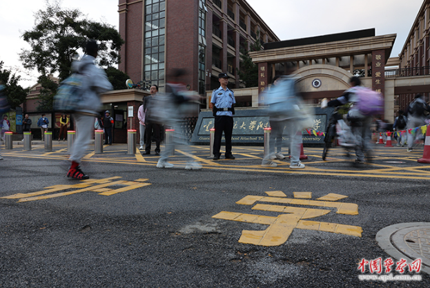 警徽闪耀护学路　警校共绘平安图