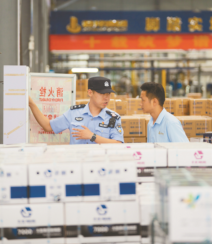 民警在企业检查安全设施