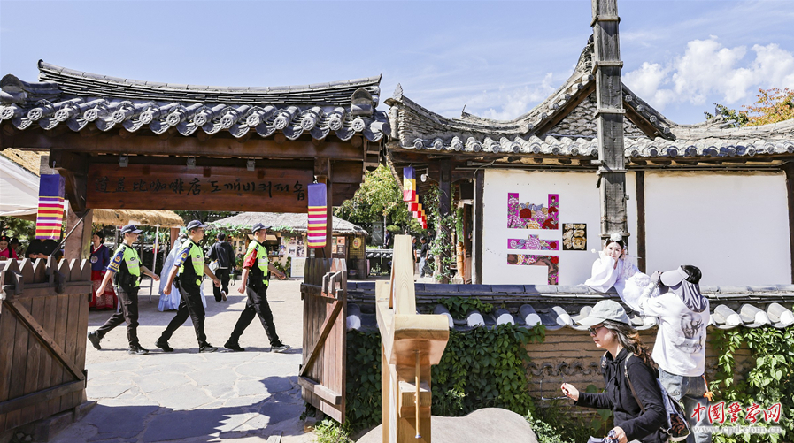 吉林省延吉市公安局针对辖区民俗园警务站民警辅警在中国朝鲜族民俗园巡逻