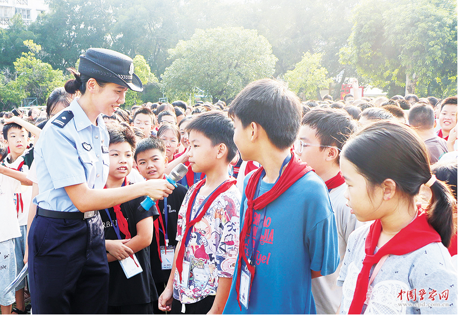 广西壮族自治区北流市公安局民警走进辖区小学，开展普法安全宣传，织密青少年安全防护网