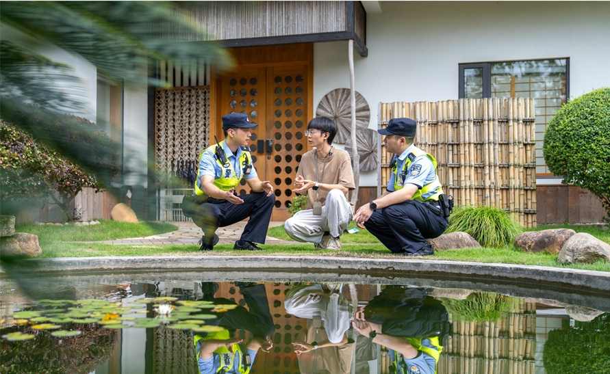 上海市公安局崇明分局建设派出所民警深入辖区民宿开展节前安全检查