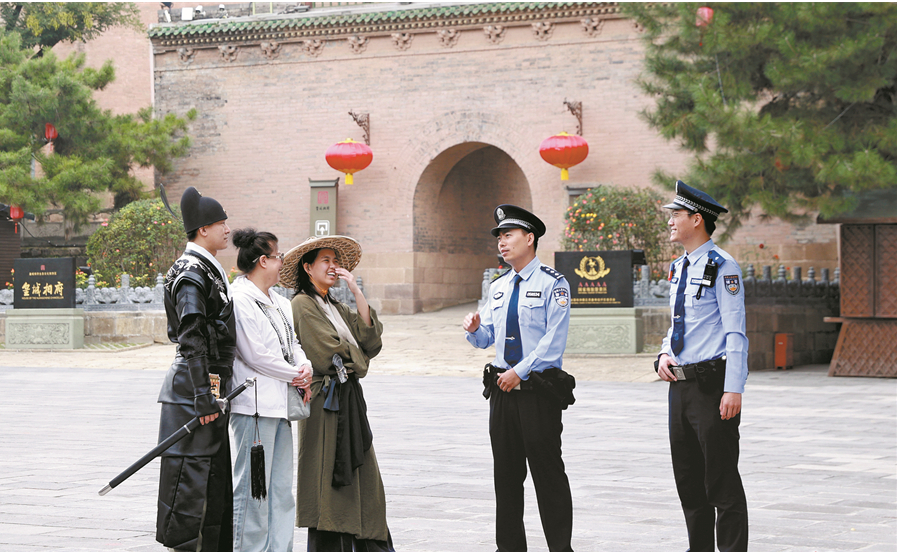 山西省阳城县公安局皇城相府景区派出所民警辅警为游客提供服务