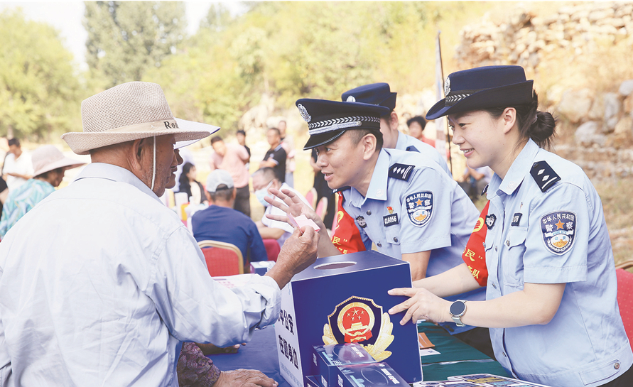 山东省济南市公安局市中分局民警辅警对村民开展法治宣传，增强村民的安全防范意识。郝鑫城 摄 