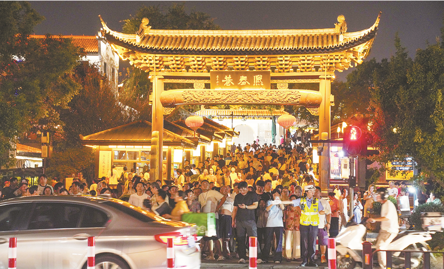 金华市公安局交管支队婺城大队民警在熙春巷指挥车辆有序行驶