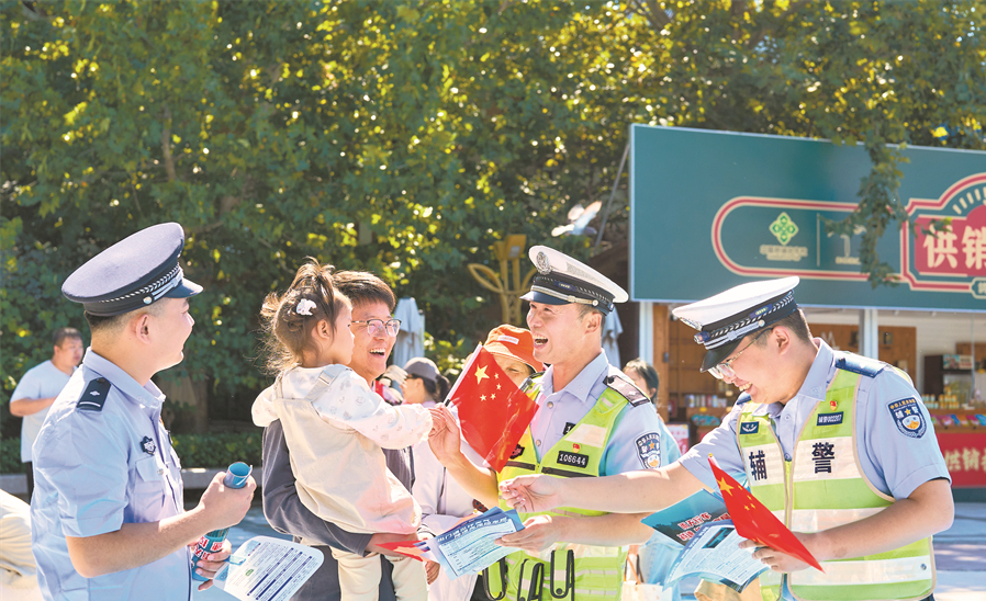 民警辅警向游客讲解交通安全知识