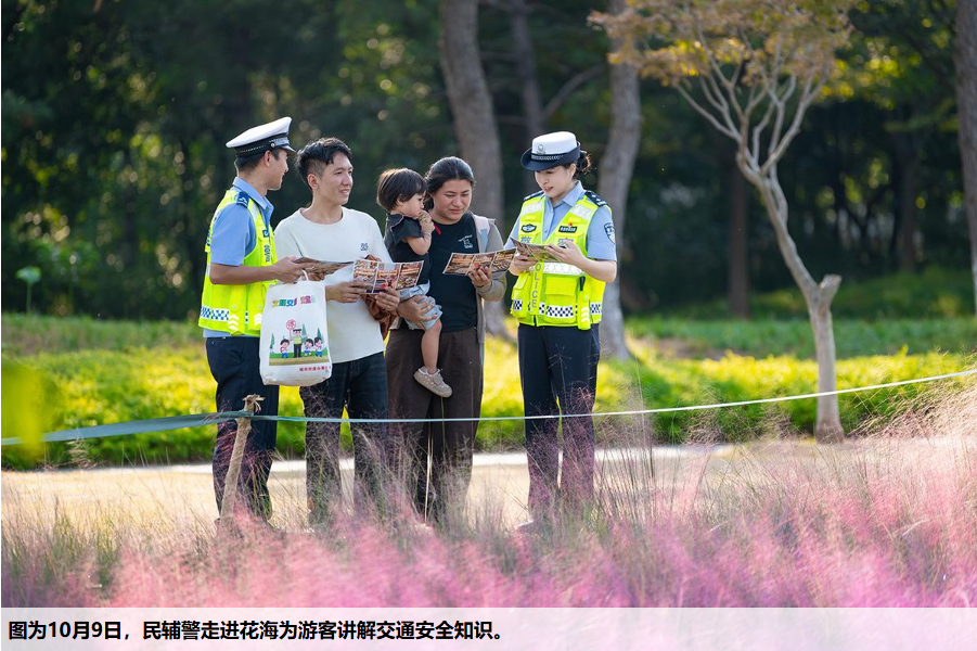 浙江省义乌市公安局交通管理大队组织民辅警开展交通安全宣传。